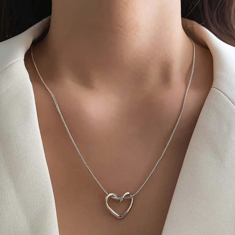 2024 Simple Hollow Heart Pendant Necklace for Women Creative Style Geometric Clavicle Chain Choker Gold Color Party Jewelry Gift