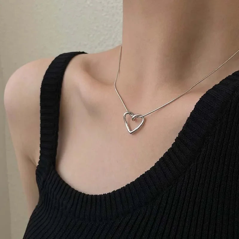 2024 Simple Hollow Heart Pendant Necklace for Women Creative Style Geometric Clavicle Chain Choker Gold Color Party Jewelry Gift