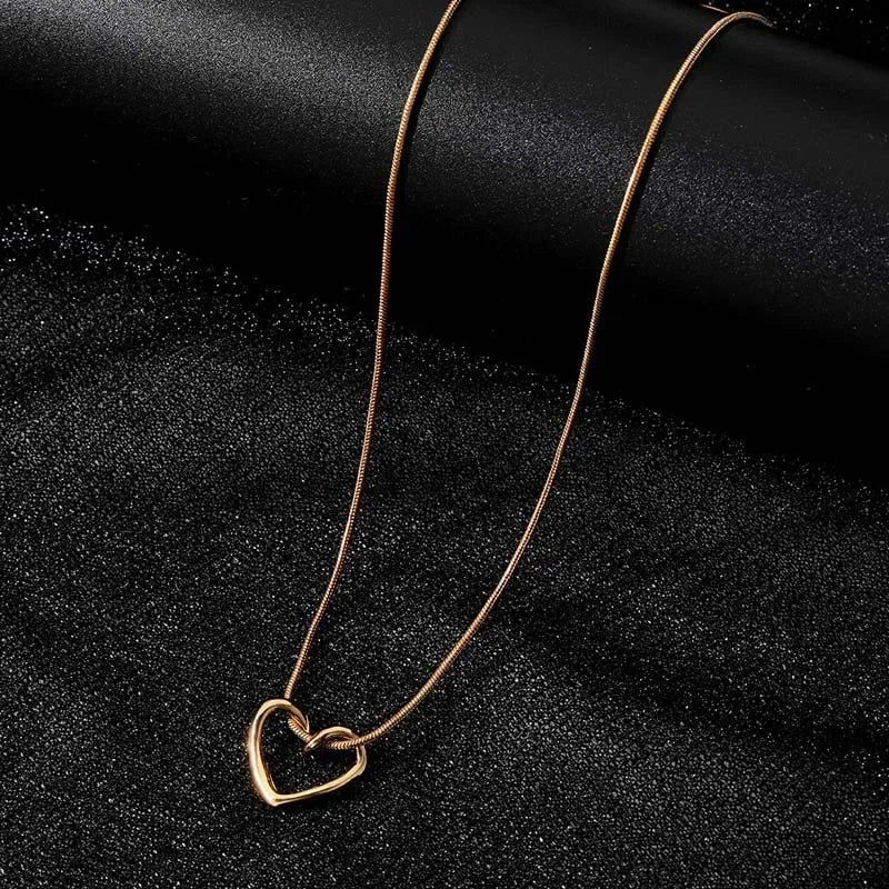 2024 Simple Hollow Heart Pendant Necklace for Women Creative Style Geometric Clavicle Chain Choker Gold Color Party Jewelry Gift