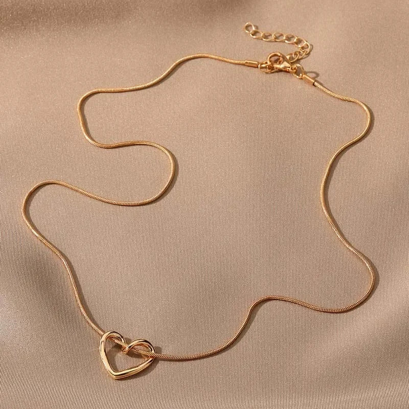 2024 Simple Hollow Heart Pendant Necklace for Women Creative Style Geometric Clavicle Chain Choker Gold Color Party Jewelry Gift